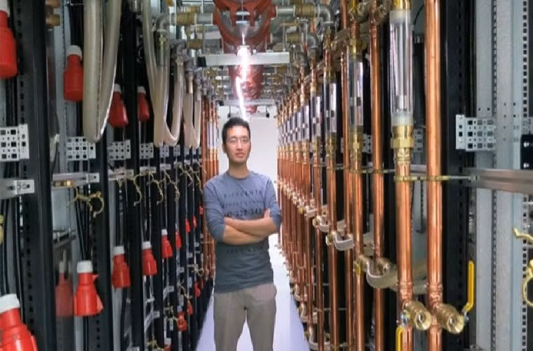 Bitcoin là một thuật toán được Satoshi Nakamoto, một lập trình viên bí hiểm, tạo ra nhưng bản thân nó lại được phát triển, trao đổi và kiểm soát bởi chính người dùng trên khắp thế giới chứ không phải bất cứ một cơ quan chuyên quyền nào như ngân hàng hay chính phủ. (ảnh minh họa)