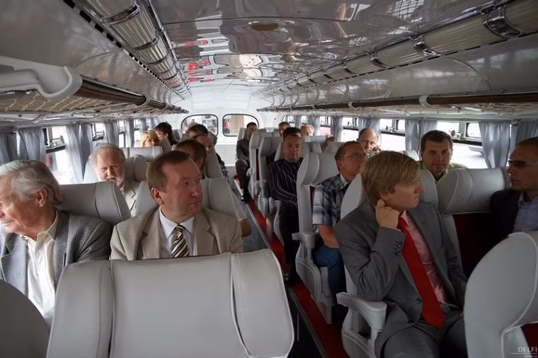 Ngày nay của chiếc ZiS-127 đã được cải tiến nhiều với ghế bọc da, hệ thống trợ lực tay lái và các tiện ích khác tạo cảm giác thoải mái cho hành khách và tài xế.