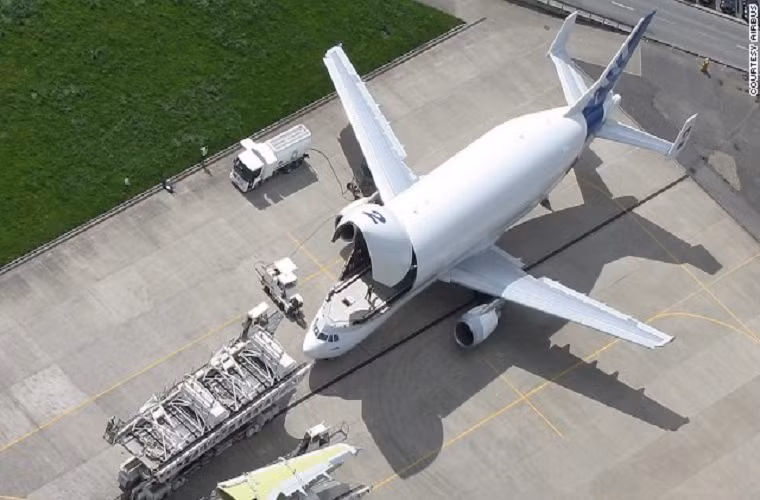 Máy bay Beluga mở khoang chứa hàng nhìn từ trên cao.