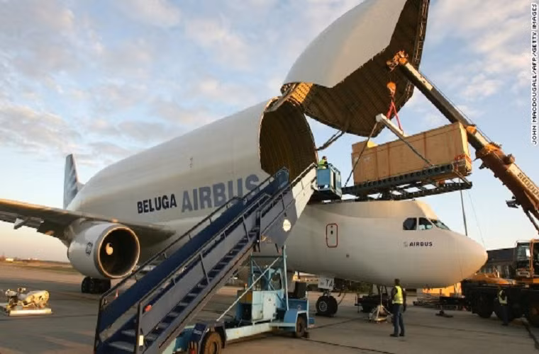 Vận chuyển container vào khoang chứa. Có thể thấy với thân hình khổng lồ, Beluga dễ dàng vận chuyển các món hàng với kích thước lớn.