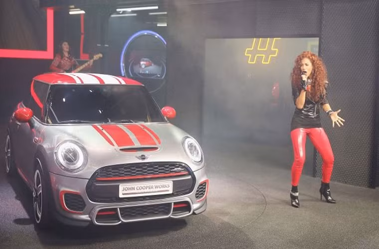 Mini John Cooper Works giống như một ca sĩ thập niên 80 với 2 gam màu chủ đạo xám và đỏ khiến người xem nhớ về một thời hoàng kim.