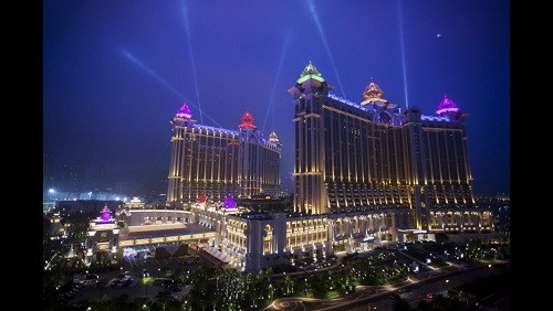 Khu nghỉ dưỡng Galaxy Entertainment Group Ltd tại Macau được chiếu sáng rực rỡ.