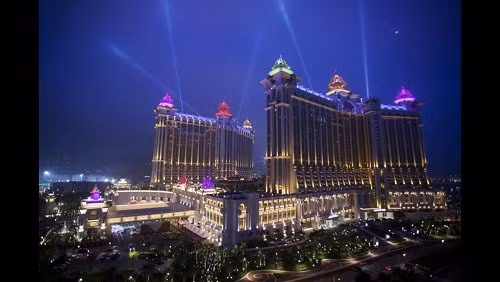 Khu nghỉ dưỡng Galaxy Entertainment Group Ltd tại Macau được chiếu sáng rực rỡ.
