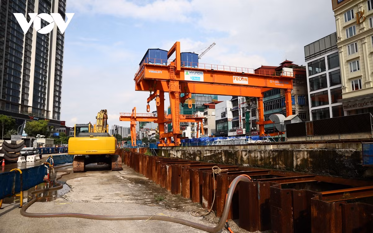 Từ vị trí này, sau khi khởi chạy cho 240 m đầu tiên, máy khoan hầm sẽ tăng tốc đến tốc độ tiêu chuẩn để tiếp cận Ga S10 vào tháng 1/2025 và khoan đến điểm cuối là Ga S12-Trần Hưng Đạo vào tháng 10/2025.