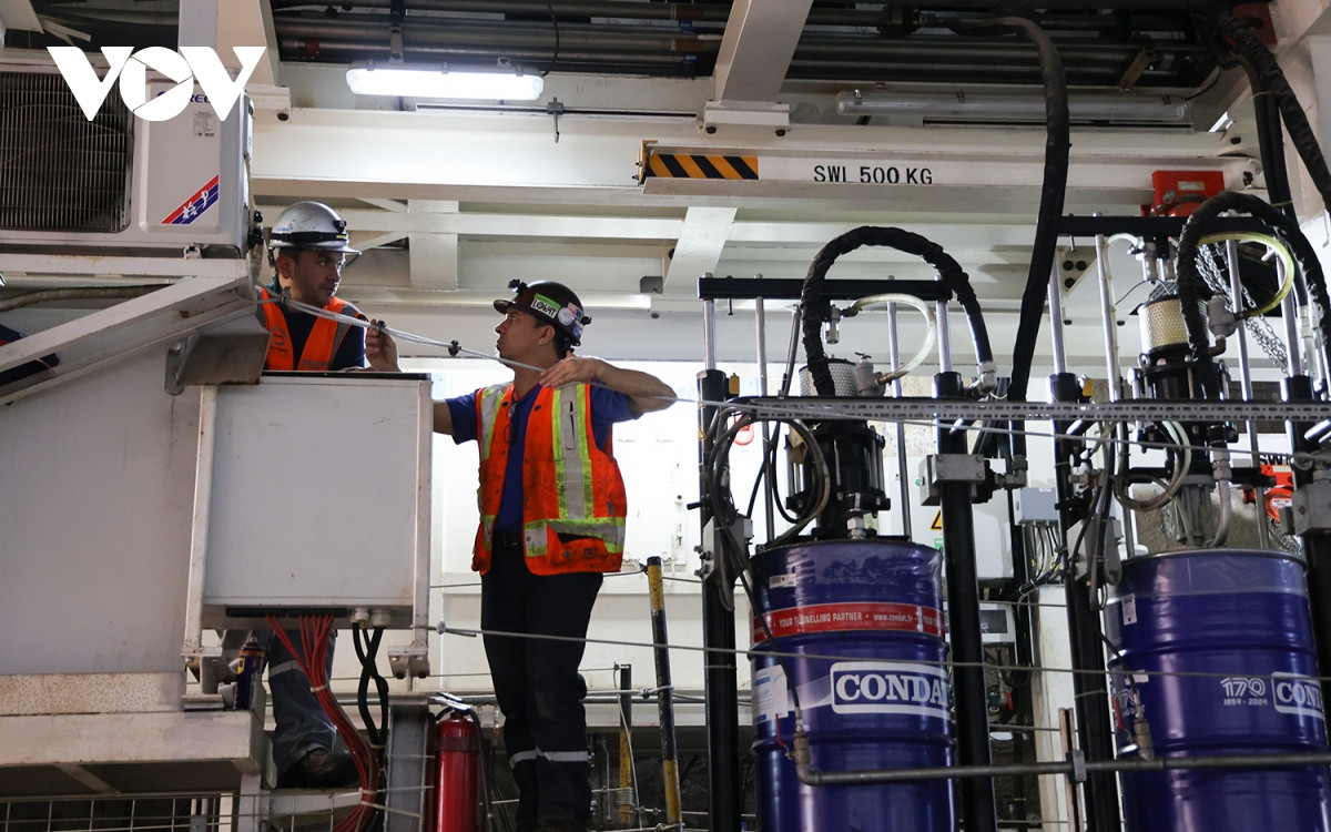 br/> Đây là nơi chuyên gia trực tiếp điều khiển quá trình hoạt động của TBM, gồm hệ thống điện, hệ thống vận hành, buồng điều áp, xilanh đẩy, hệ thống vận chuyển đất thải…