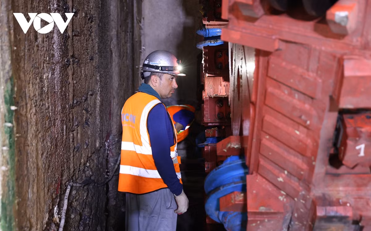 Đội ngũ kỹ sư Việt Nam và các chuyên gia nước ngoài luôn phối hợp chặt chẽ, đảm bảo việc lắp ráp robot đạt tiêu chuẩn, đúng theo thiết kế của nhà sản xuất (hãng Herrenknecht - Đức)