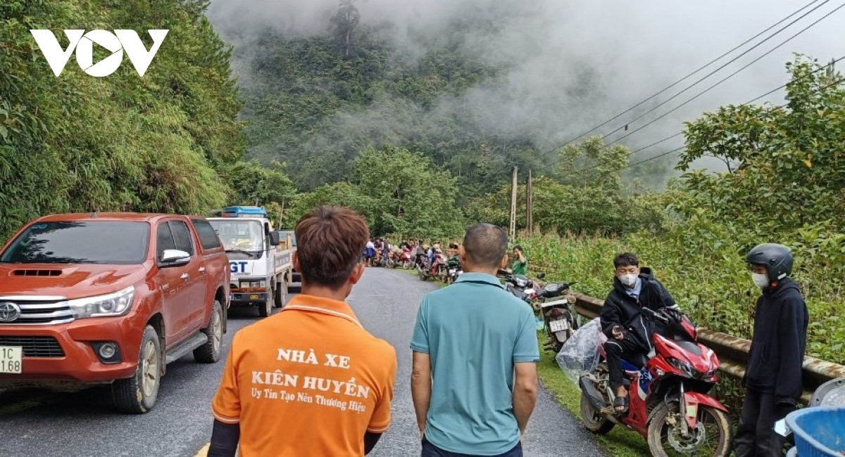 Đồng thời hướng dẫn, cảnh báo nhân dân chủ động phòng tránh trước những diễn biến bất thường của mưa lũ, sạt lở đất.