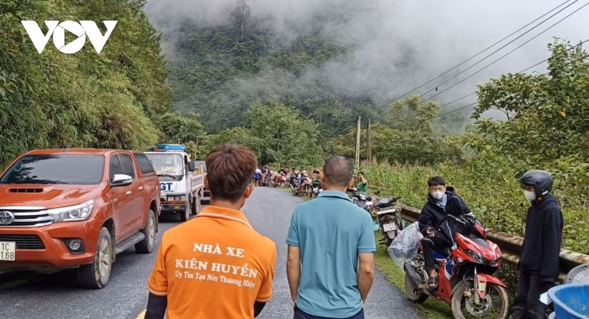 Đồng thời hướng dẫn, cảnh báo nhân dân chủ động phòng tránh trước những diễn biến bất thường của mưa lũ, sạt lở đất.