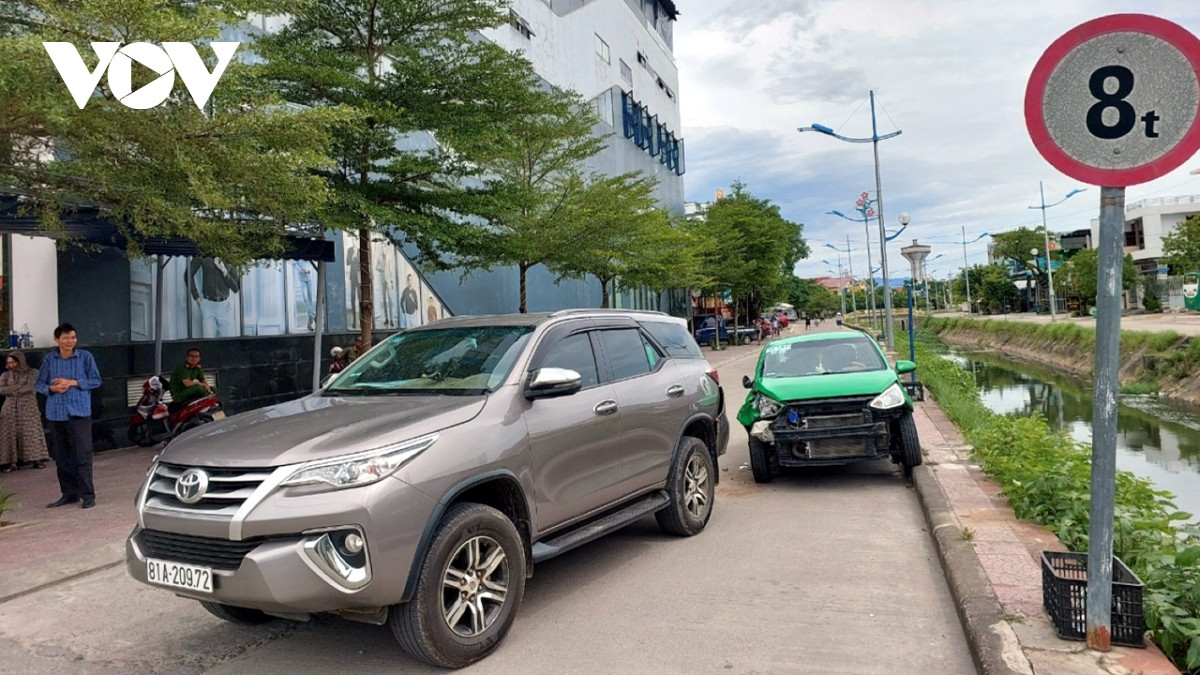 Truy đuổi xe taxi nghi vấn, phát hiện thủ phạm giết tài xế - Hình 2 Truy duoi xe taxi nghi van, phat hien thu pham giet tai xe-Hinh-2