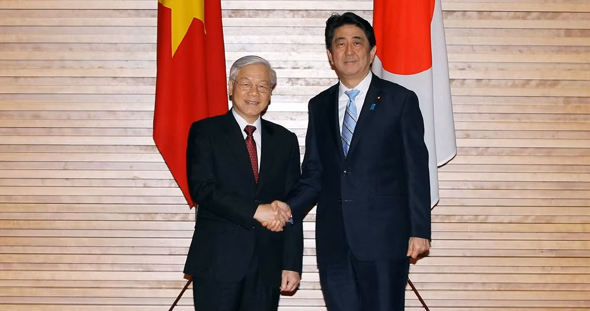 br/> Trong chuyến thăm này, Tổng Bí thư Nguyễn Phú Trọng và Thủ tướng Abe Shinzo thông qua Tuyên bố về tầm nhìn chung quan hệ Việt Nam - Nhật Bản nhằm thúc đẩy toàn diện và làm sâu sắc hơn quan hệ đối tác chiến lược sâu rộng Việt Nam - Nhật Bản vì hòa bình và phồn vinh ở châu Á. Ảnh: TTXVN