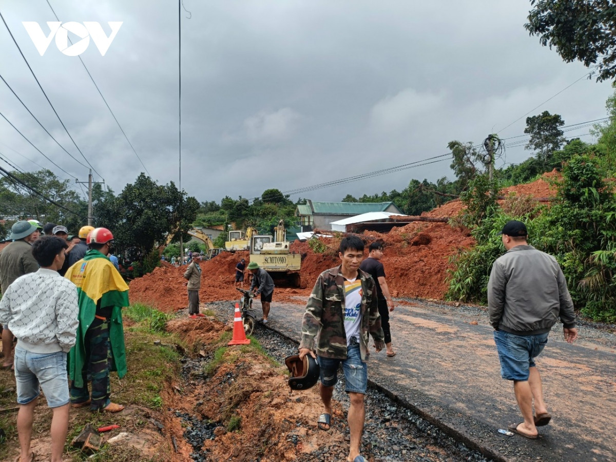 Hiện, vẫn chưa xác định được còn có người mắc kẹt bên trong căn nhà hay không.