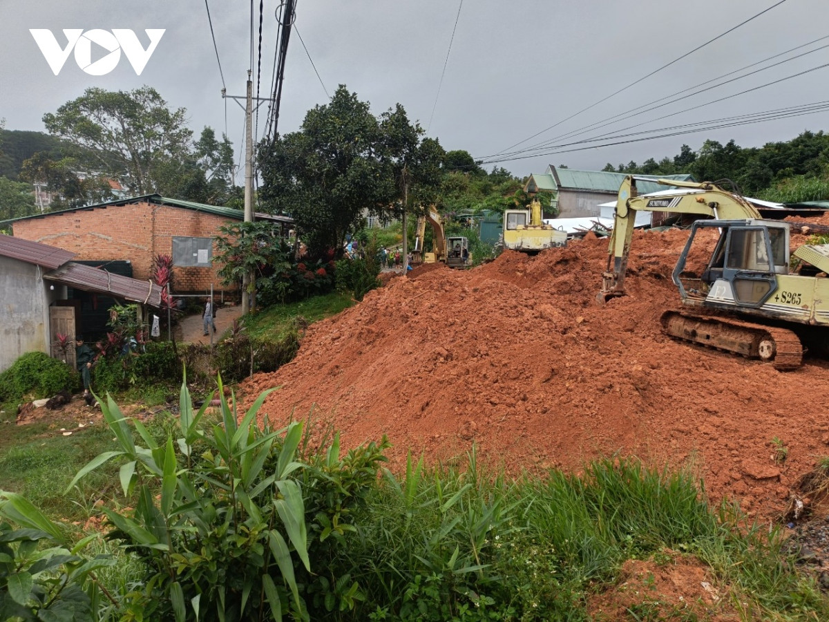 Căn nhà cấp 4 xây dựng kiên cố và kinh doanh quán ăn đã bị đất trên đồi cao phía sau đổ sụp xuống làm vùi lấp.