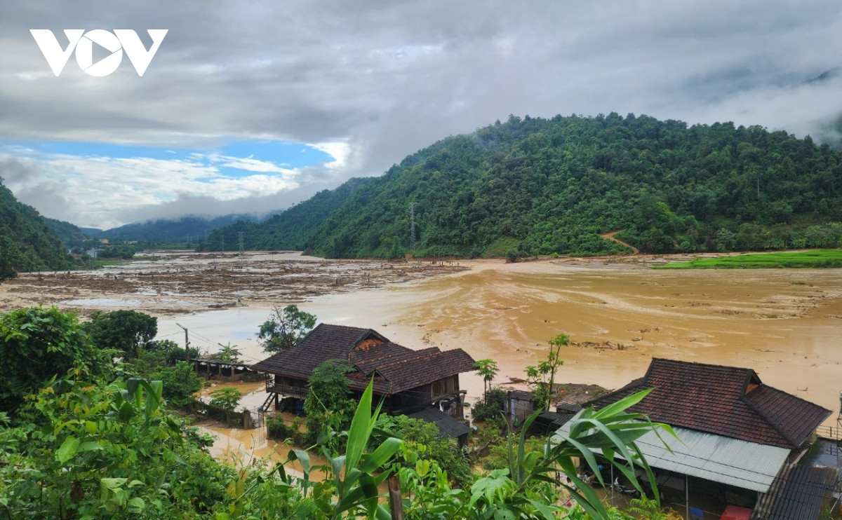 Lũ quét tại Mường Pồn, ít nhất 2 người chết, 5 người mất tích Lu quet tai Muong Pon, it nhat 2 nguoi chet, 5 nguoi mat tich
