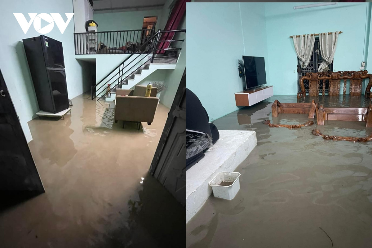 Khu dân cư tại phường Cao Thắng, Hà Khánh (Hạ Long) bị nước ngập vào nhà khiến các gia đình phải di chuyển đồ đạc lên các vị trí cao