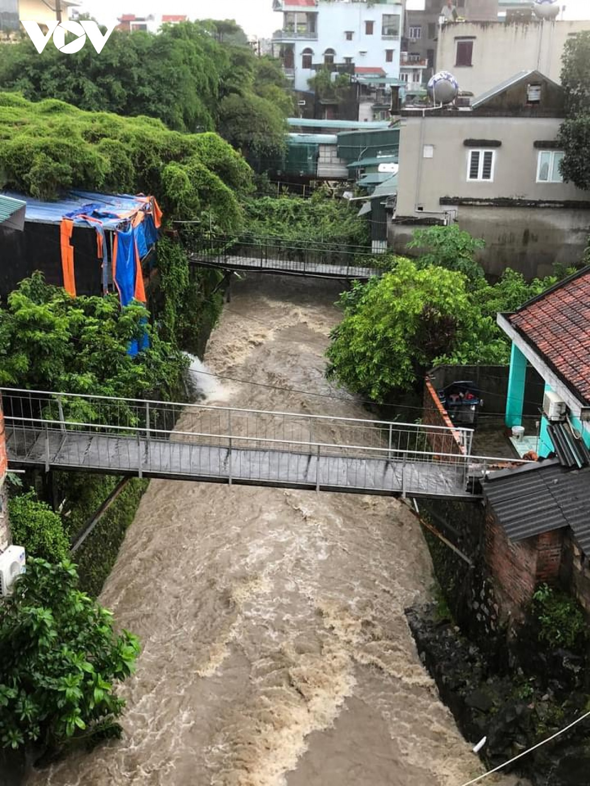 br/> Nước vẫn chảy cuồn cuộn tại các khu vực suối, mương tại phường Hà Lầm sáng nay. Theo dự báo, mưa sẽ giảm dần và sẽ kết thúc trong ngày hôm nay