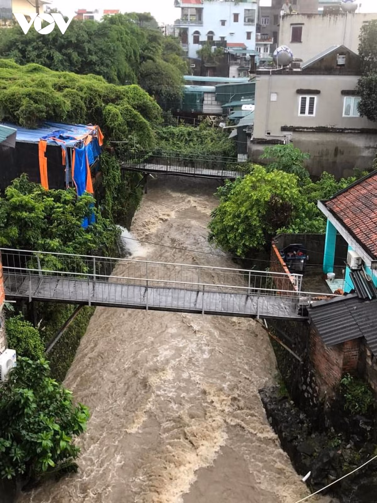 br/> Nước vẫn chảy cuồn cuộn tại các khu vực suối, mương tại phường Hà Lầm sáng nay. Theo dự báo, mưa sẽ giảm dần và sẽ kết thúc trong ngày hôm nay