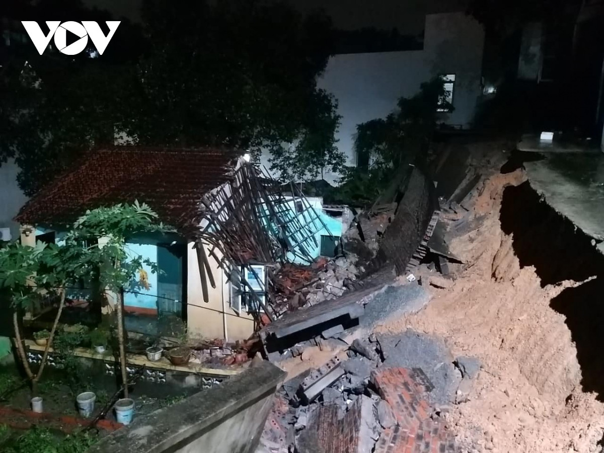 Mưa lớn cũng làm một bờ kè tự xây tại tổ 6 khu 1B phường Hồng Hải bị đổ, sạt lở mái taluy trên đường Đặng Bá Hát, phường Hồng Gai