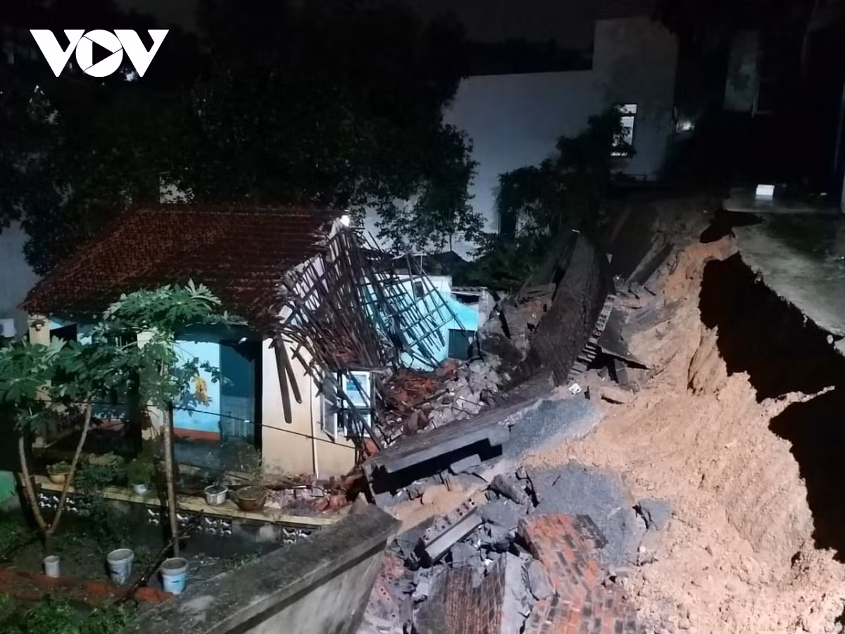 Mưa lớn cũng làm một bờ kè tự xây tại tổ 6 khu 1B phường Hồng Hải bị đổ, sạt lở mái taluy trên đường Đặng Bá Hát, phường Hồng Gai