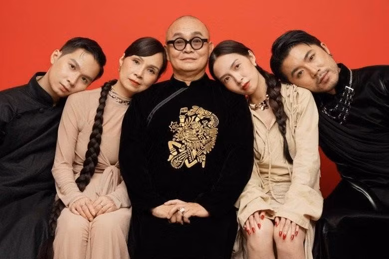 Xuan Hinh khoe anh gia dinh, nhan sac ba xa nhan ‘mua’ loi khen