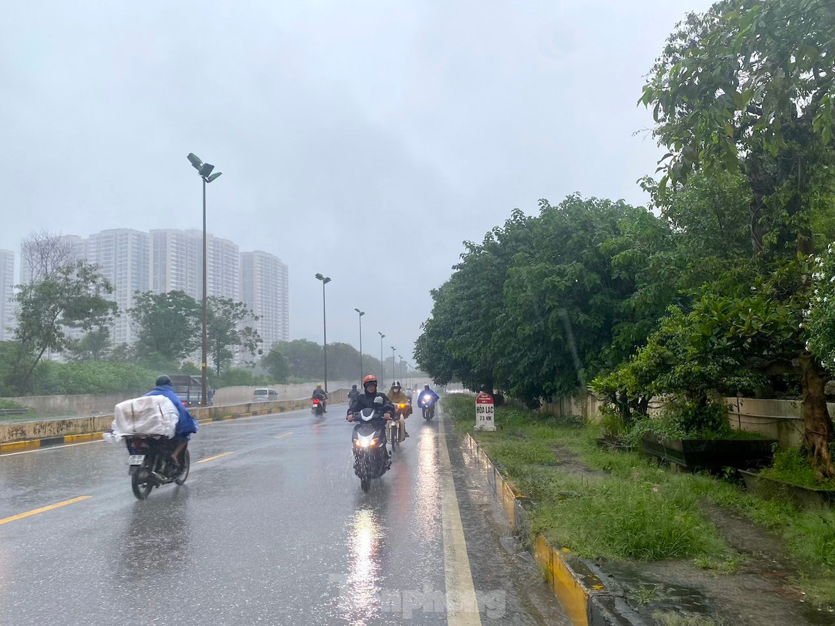 Một số phương tiện lựa chọn quay đầu để tránh ùn tắc.