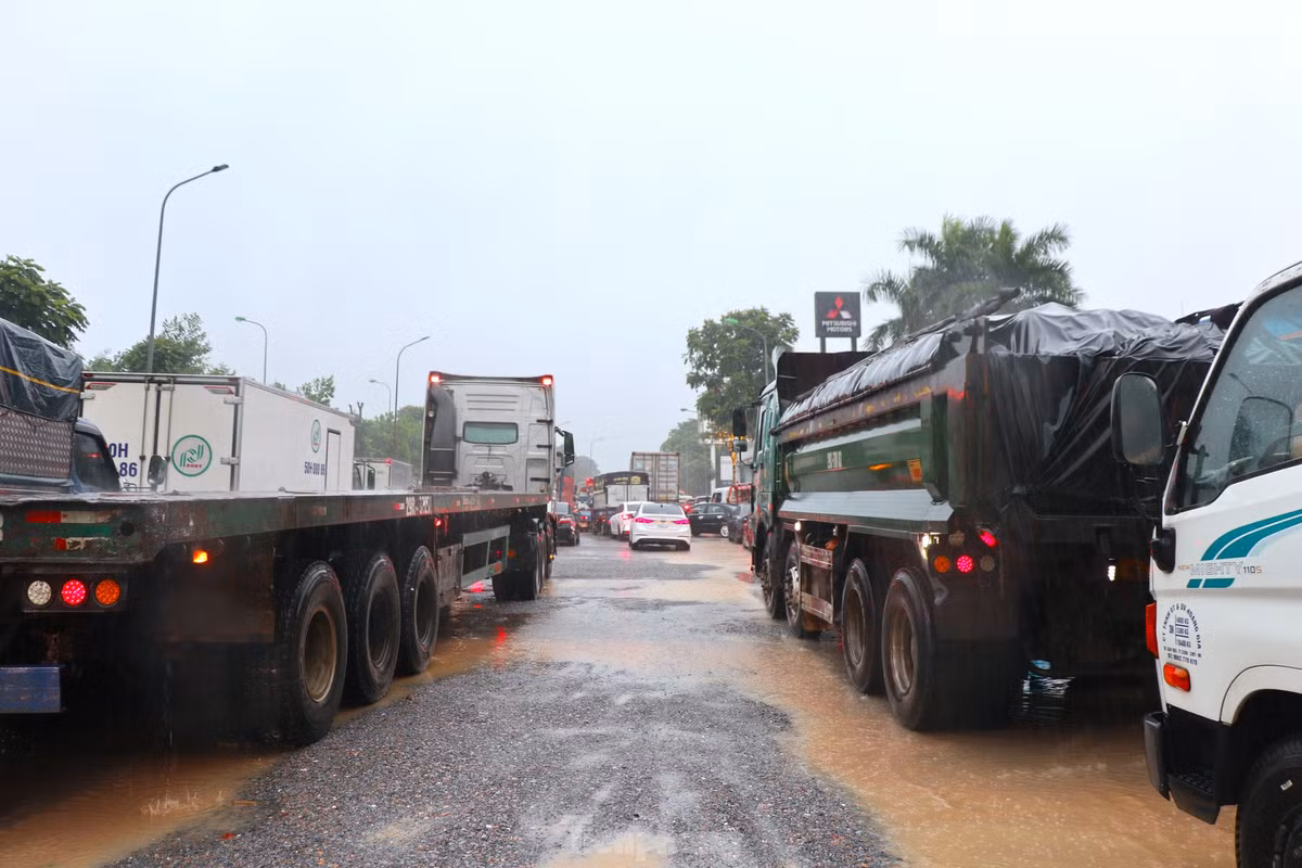 Nhiều đoạn, dòng xe cộ nhích từng tí một trên đường trong cơn mưa nặng hạt kéo dài.