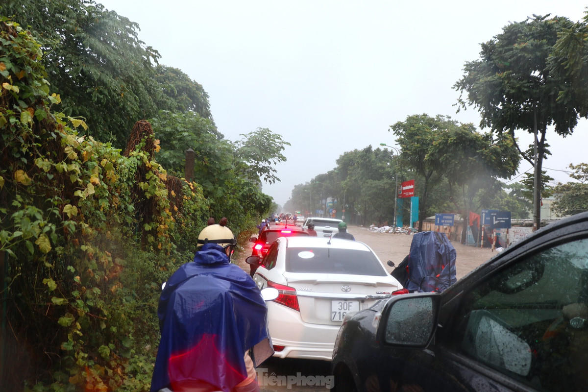 Nguyên nhân dẫn đến ngập úng trên đại lộ Thăng Long là do ảnh hưởng từ hoàn lưu bão số 2 gây ra mưa lớn cho Thủ đô sáng cùng ngày.