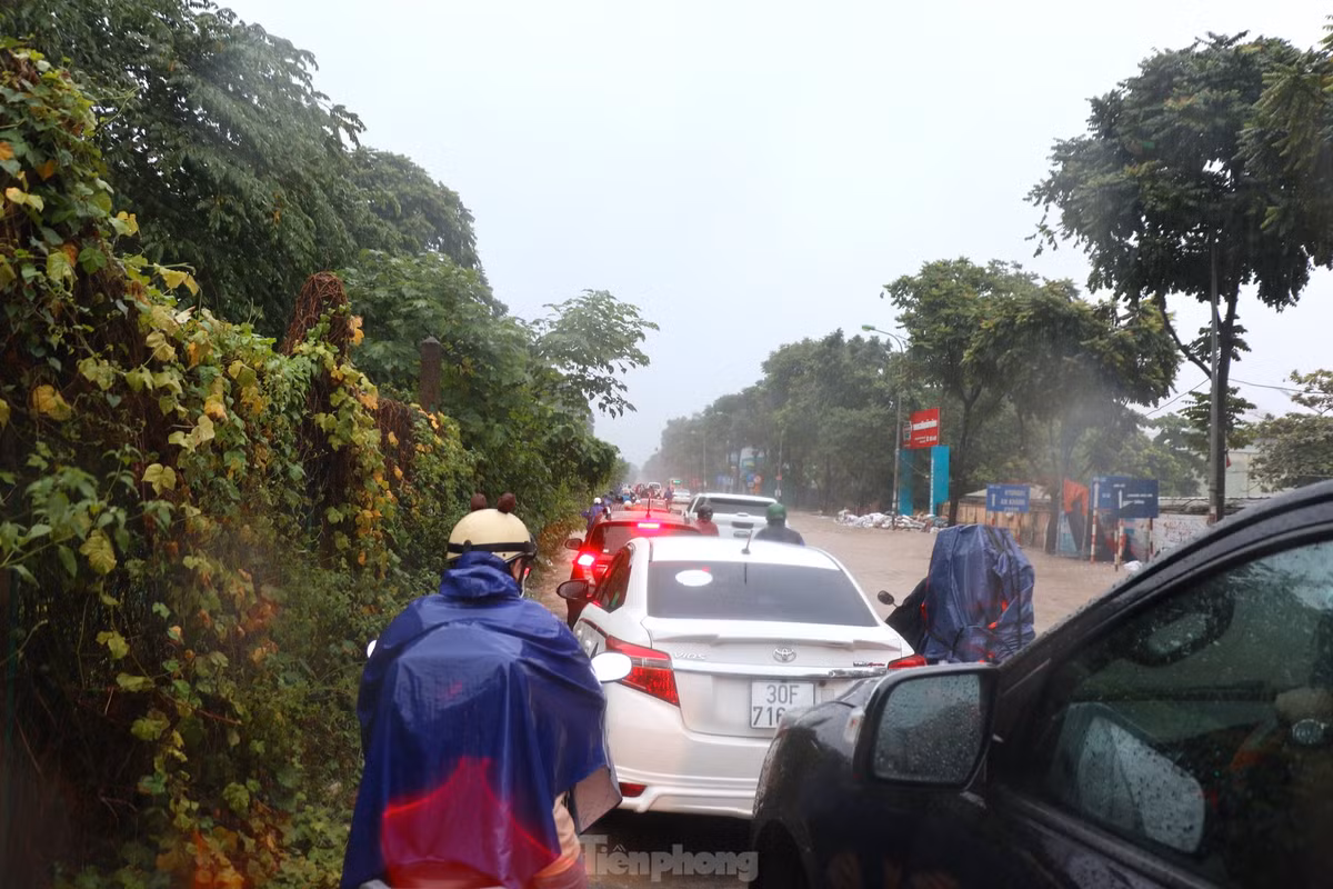 Nguyên nhân dẫn đến ngập úng trên đại lộ Thăng Long là do ảnh hưởng từ hoàn lưu bão số 2 gây ra mưa lớn cho Thủ đô sáng cùng ngày.