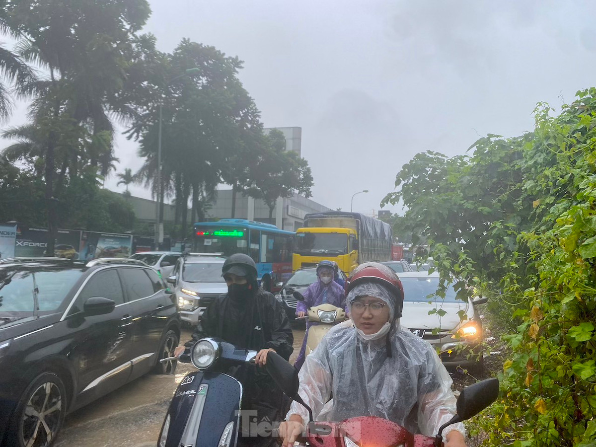 Đoạn ngập sâu nhất là hai bên đường gom khu vực cổng chào Thiên đường Bảo Sơn.