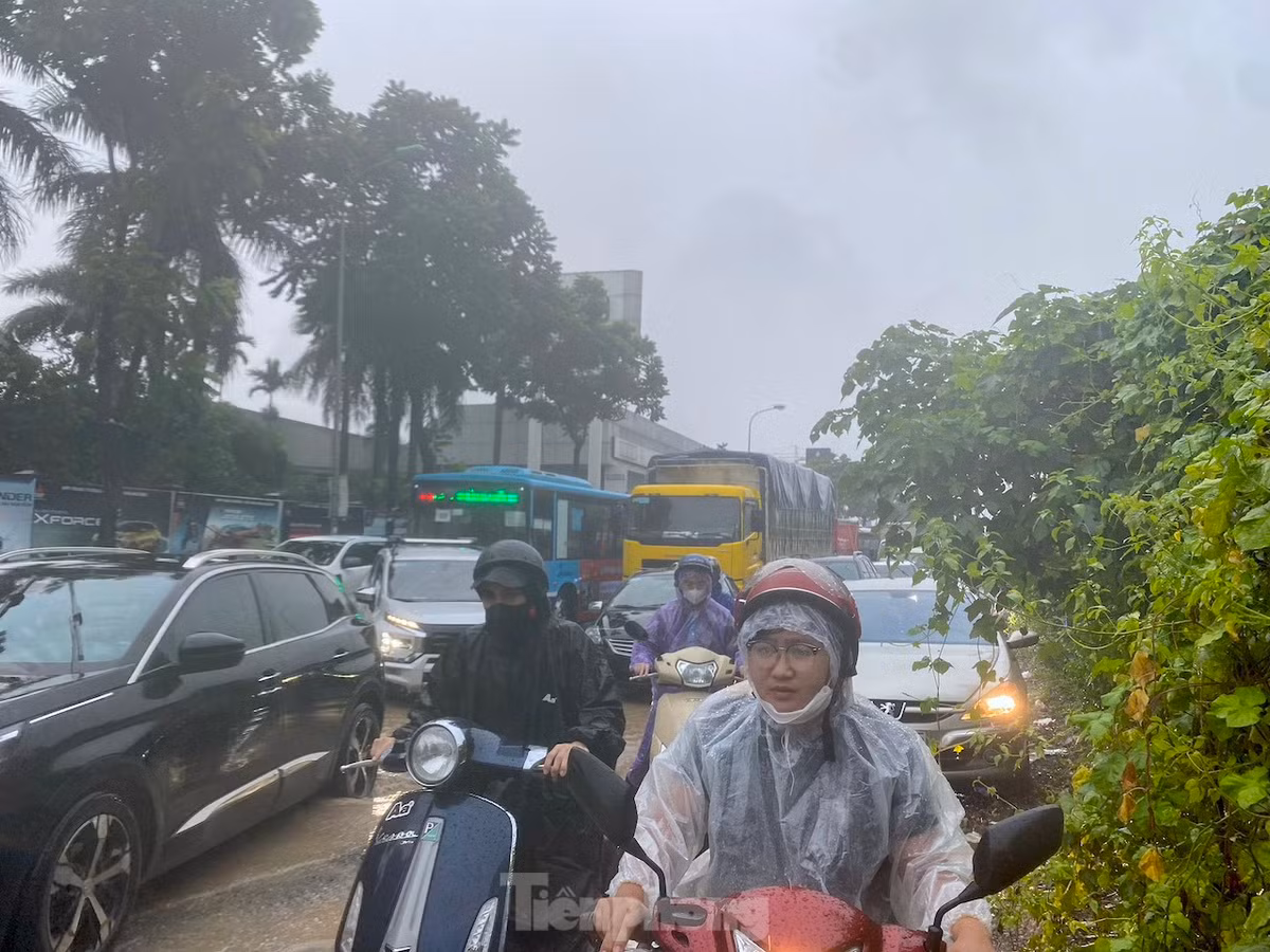 Đoạn ngập sâu nhất là hai bên đường gom khu vực cổng chào Thiên đường Bảo Sơn.