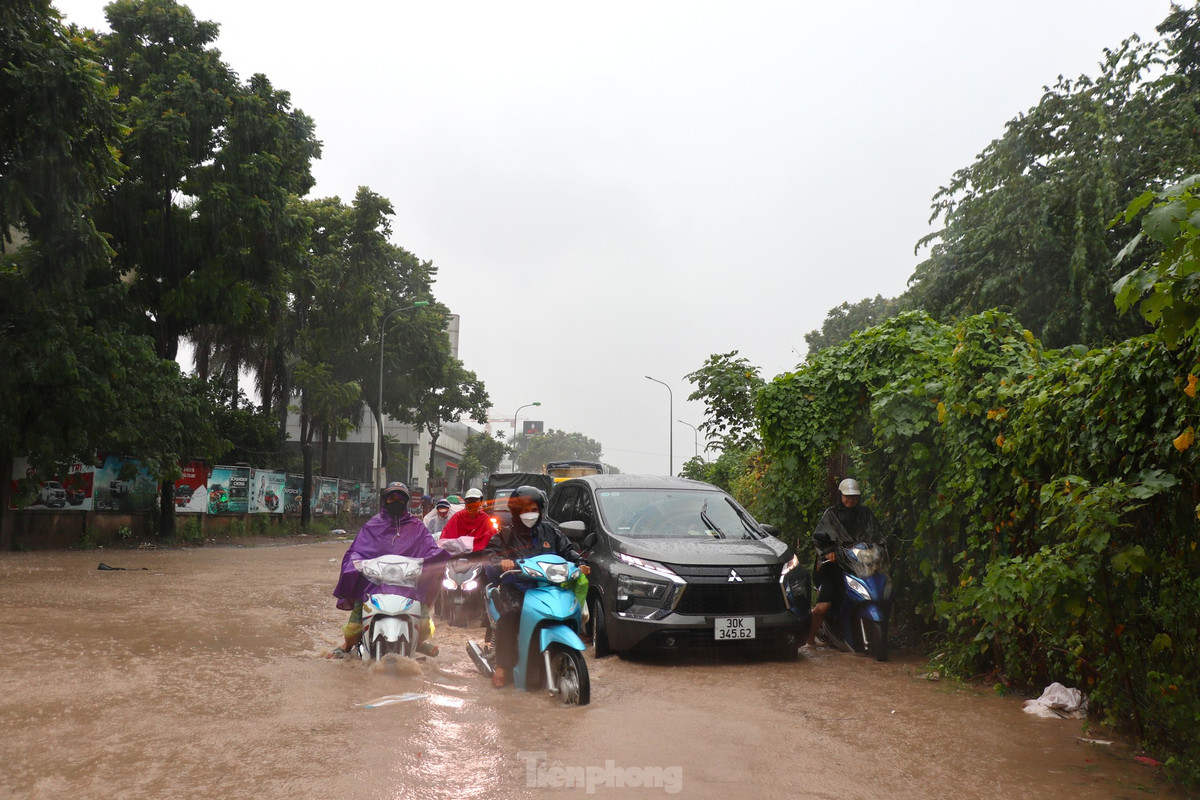 Vì ngập sâu, nhiều ô tô chết máy, một số khác "chôn chân tại chỗ" vì không thể di chuyển.