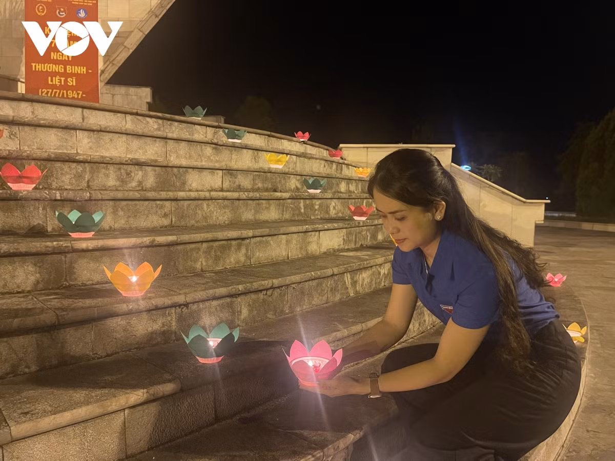 Chị Lý Thu Hiền, Bí thư Đoàn trường Phổ thông dân tộc nội trú tỉnh Cao Bằng cho biết: "Cá nhân tôi đã rất nhiều lần tham gia lễ thắp nến tri ân, lần nào tôi cũng dâng trào cảm xúc, đó là sự xúc động, sự biết ơn vô cùng sâu sắc đối với các anh hùng liệt sĩ, những người đã hy sinh, ngã xuống vì đất nước. Qua những lần tham gia lễ thắp nến tri ân, cá nhân tôi cảm thấy rằng mình phải cố gắng, nỗ lực nhiều hơn nữa trong cuộc sống, trong công việc để làm sao có thể xứng đáng với sự hy sinh lớn lao của các anh hùng liệt sĩ".