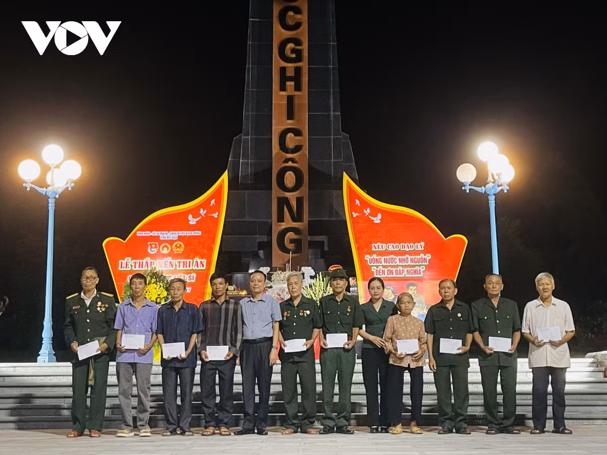 Tỉnh Bắc Kạn tặng quà thân nhân các gia đình liệt sĩ, người có công