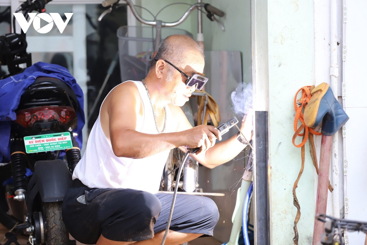 Những khung thép đó được bắt vít, hoặc hàn trước cửa nhà với đệm cao su chắc chắn bên trong...