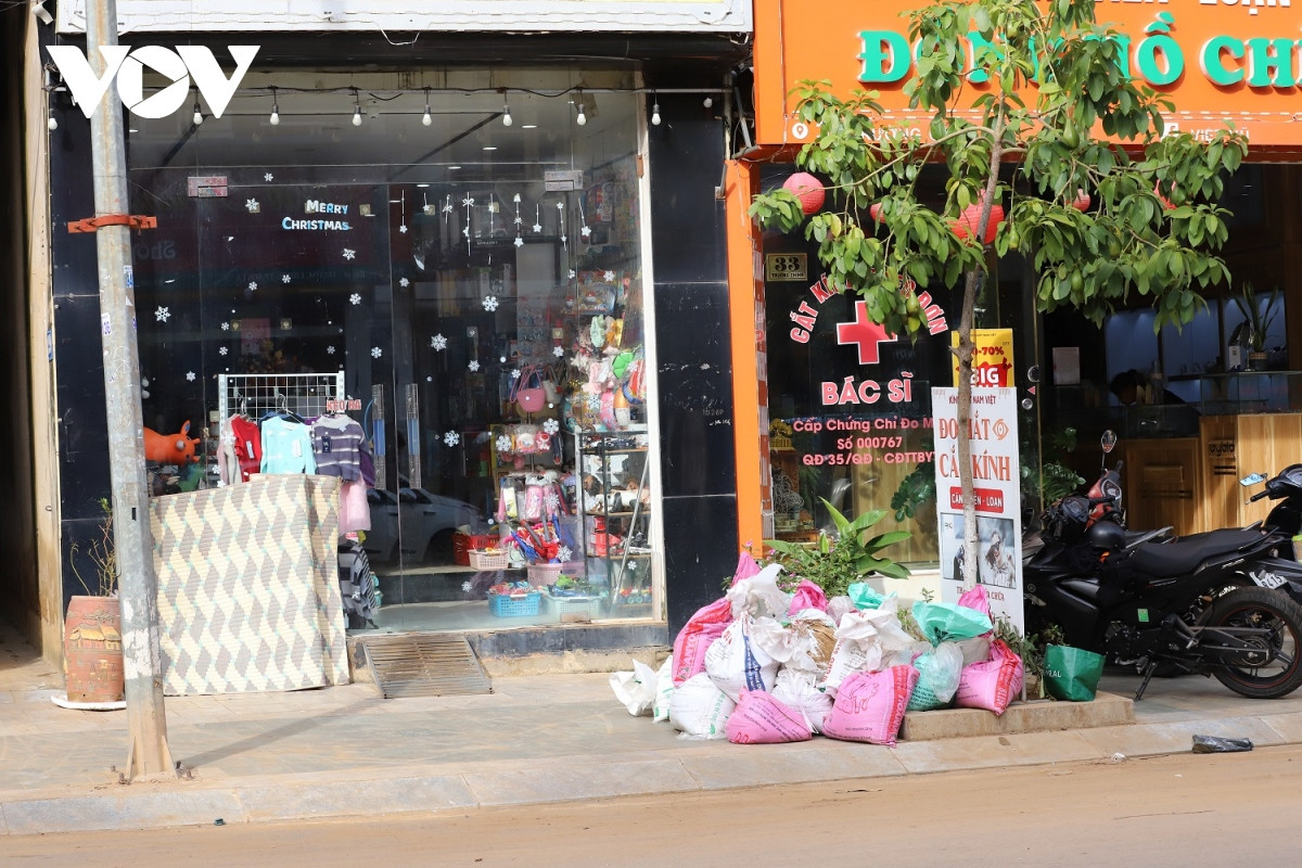 Phổ biến nhất là chuẩn bị bạt, bao cát...