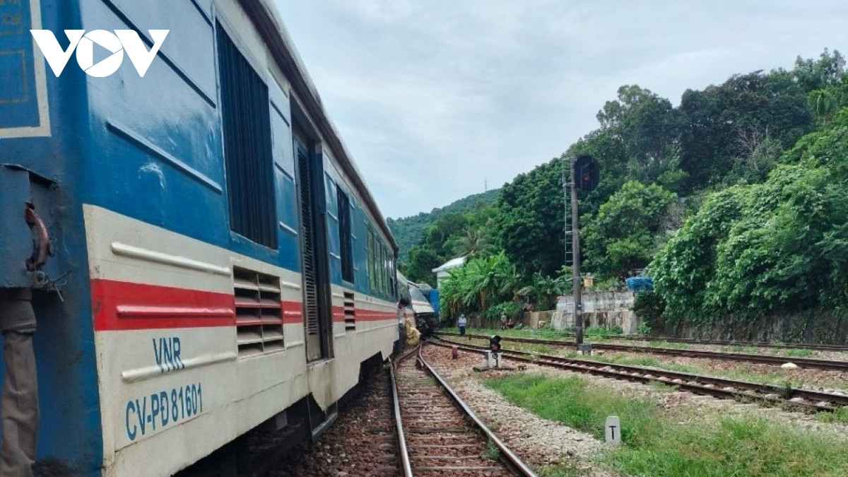 Tàu SE11 trật bánh tại Lăng Cô: Đường sắt đã thông tuyến - Hình 3 Tau SE11 trat banh tai Lang Co: Duong sat da thong tuyen-Hinh-3