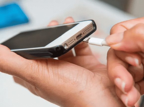 Sac dien thoai tren o to: Nen hay khong nen?-Hinh-3