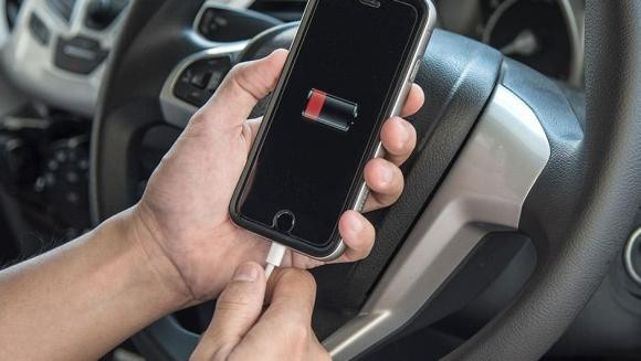 Sac dien thoai tren o to: Nen hay khong nen?-Hinh-2