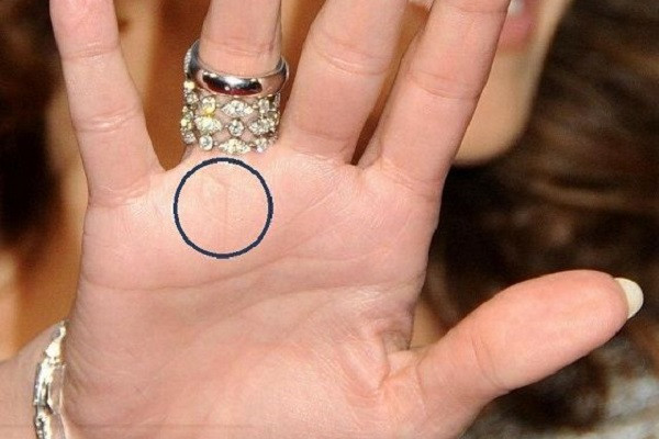 Nếu đường chỉ tay này xuất hiện ở trên đường trí đạo, bạn hãy vui mừng vì đó là điềm báo hiệu về sự thành công trong sự nghiệp hay phát tài phát lộc. Ở bất cứ vị trí nào trong lòng bàn tay có chỉ tay hình cá đều mang lại nhiều may mắn về tiền bạc cho chủ nhân.