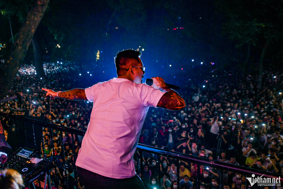 Tối 24/9, ca sĩ Tuấn Hưng tổ chức buổi ca nhạc tại ban công nhà mình với tên gọi "Cảm ơn" sau khi được UBND quận Hoàn Kiếm cấp phép biểu diễn. Chương trình thu hút hàng nghìn người đến xem trên phố Hàng Khay.