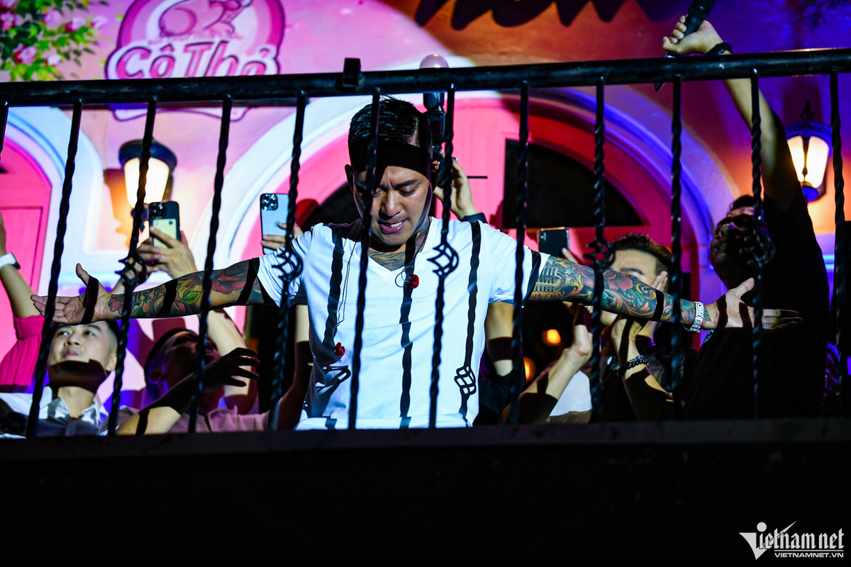 Sau khi kết thúc phần trình diễn, Tuấn Hưng đột ngột quỳ xuống ngay tại sân khấu ban công bé nhỏ của gia đình. Hành động này khiến khán giả bất ngờ và hét ồ lên vì ngạc nhiên.