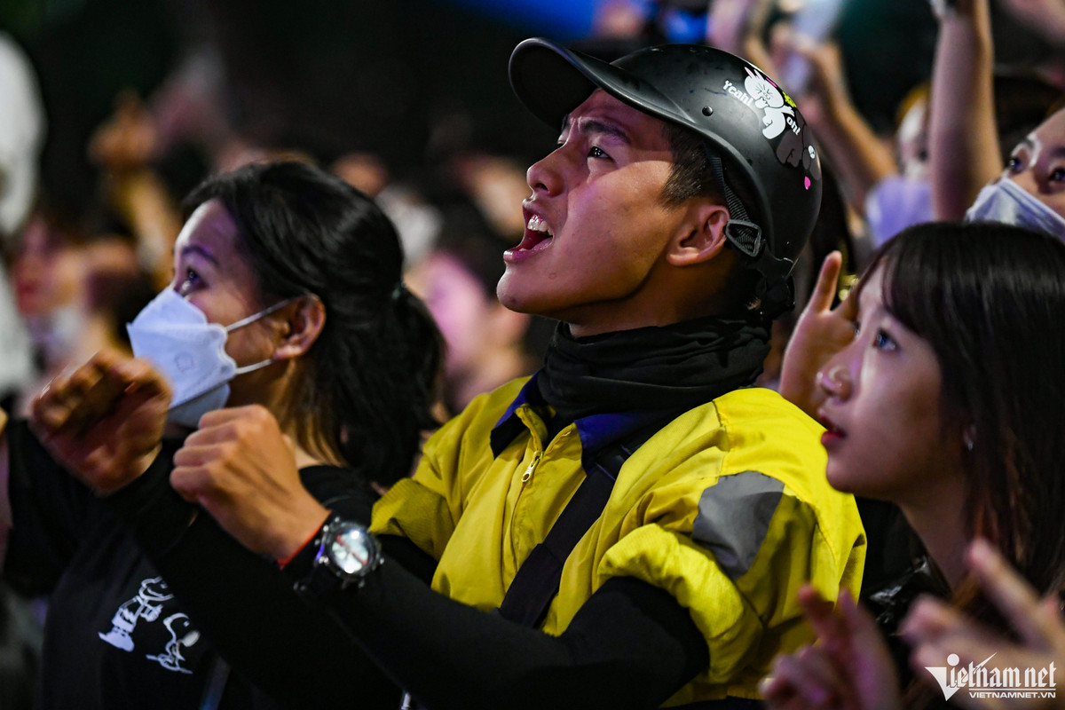 Khán giả hát cùng Tuấn Hưng ca khúc "Vẫn nhớ". Đối với thế hệ 8X, 9X những bài hát của chàng ca sĩ nhà ở phố Hàng Khay không còn xa lạ.