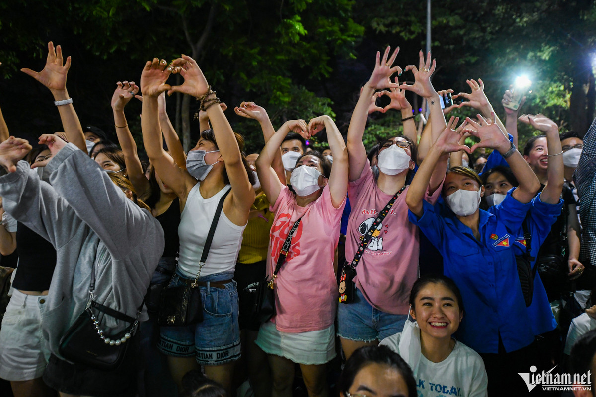 Nhiều người hâm mộ tỏ ra phấn khích sau các màn trình diễn của ca sĩ chủ nhà, liên tục hô: "Tuấn Hưng, saranghaeyo".