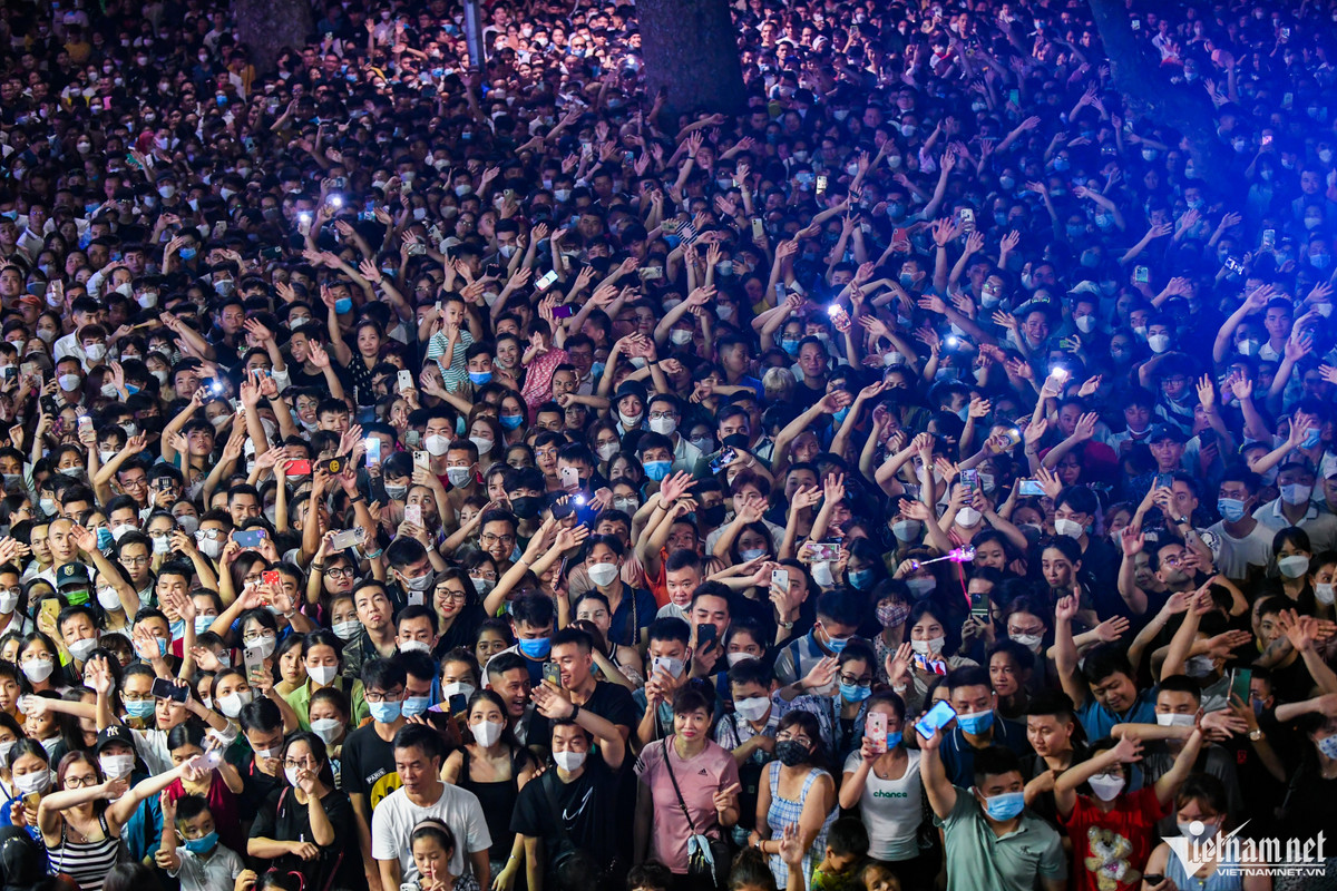 Trong khi đó, Minh Vương M4U để lại dấu ấn với bản hit một thời "Nỗi đau xót xa".