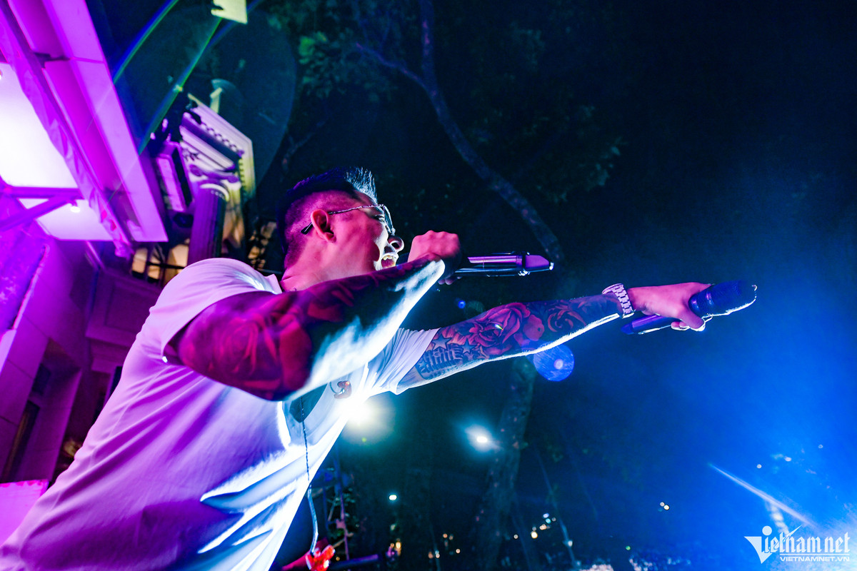 Tuấn Hưng trình diễn 3 ca khúc "Vì người không xứng đáng", "Vẫn nhớ" và "Phải chia tay thôi - Remix".