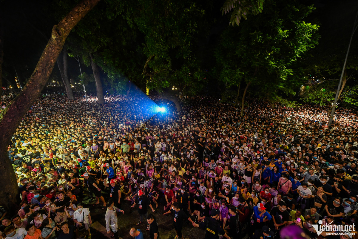 Lần được hát có giấy phép này, Tuấn Hưng cùng ekip cam kết thực hiện đầy đủ phương án đảm bảo an ninh trật tự, phòng cháy chữa cháy, vệ sinh môi trường và phòng chống dịch. Sự kiện có sự hỗ trợ của lực lượng bảo vệ và đội tình nguyện viên điều phối khán giả, tránh sự cố không mong muốn.