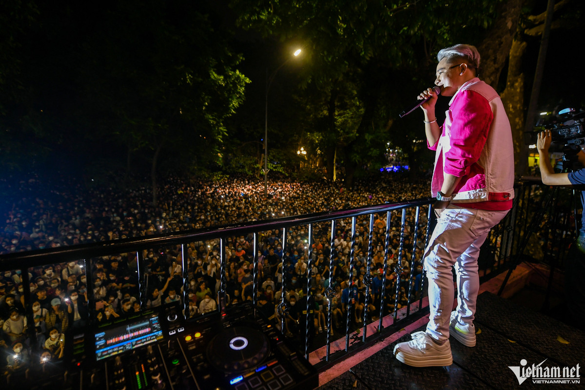 Mở màn cho đêm nhạc "Góc ban công" là phần trình diễn của Anh Quân Idol. Trước khi bắt đầu, anh chia sẻ cảm thấy rất vui và trân trọng khi được góp mặt tại show diễn của người đàn anh. Nam ca sĩ cũng không quên nhắc nhở khán giả về ý thức nơi công cộng, không chen lấn, xô đẩy, hãy nhường đường cho người đi bộ và đeo khẩu trang đầy đủ.