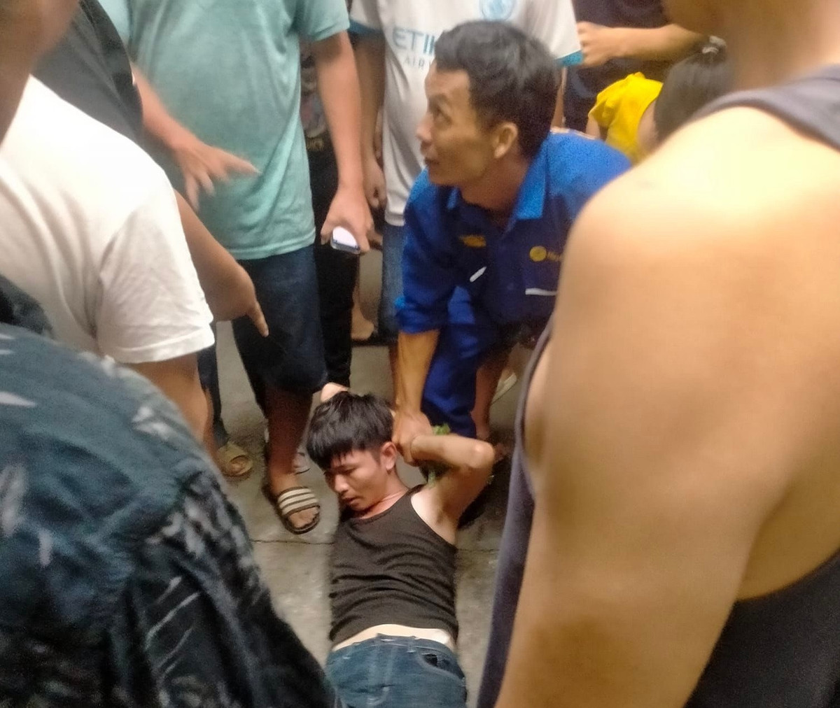 Dau hieu la o nhung vu cuop tiem vang nem ra duong