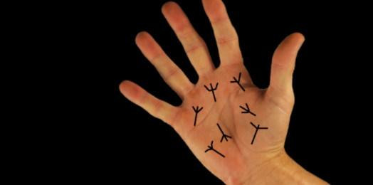 Chỉ tay hình đinh ba. Nếu trong lòng bàn tay có hai đường chỉ tay thẳng và cong cắt nhau tạo thành hình giống chiếc đinh ba (cái xiên 3 mũi), xin chúc mừng bạn.