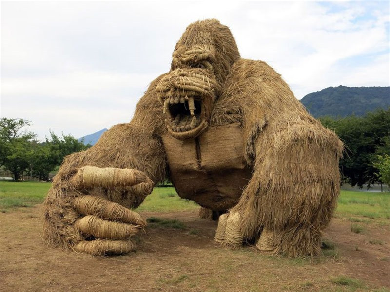Chiêm ngưỡng những quái thú tuyệt đẹp làm từ rơm rạ ảnh 1