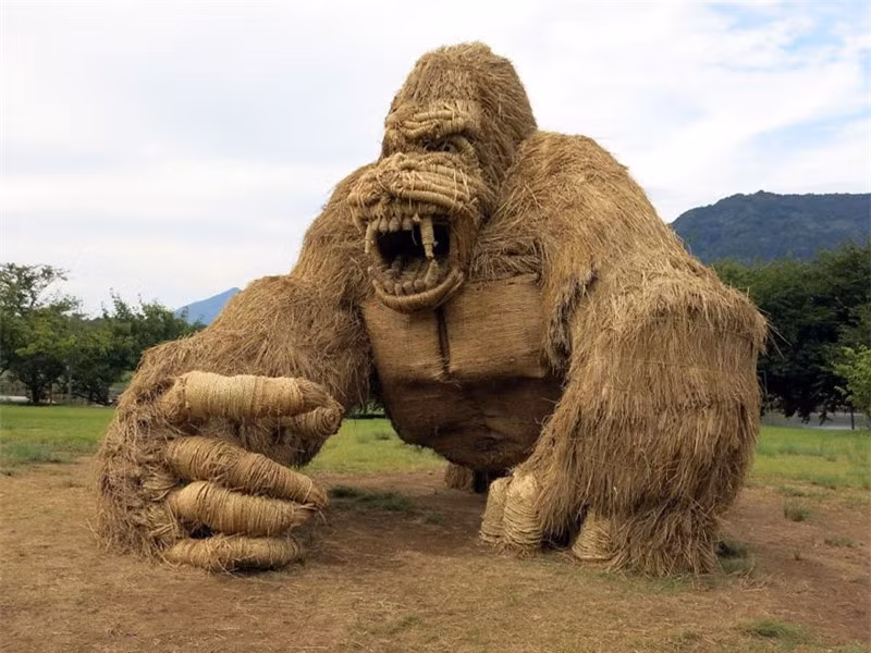 Chiêm ngưỡng những quái thú tuyệt đẹp làm từ rơm rạ ảnh 1